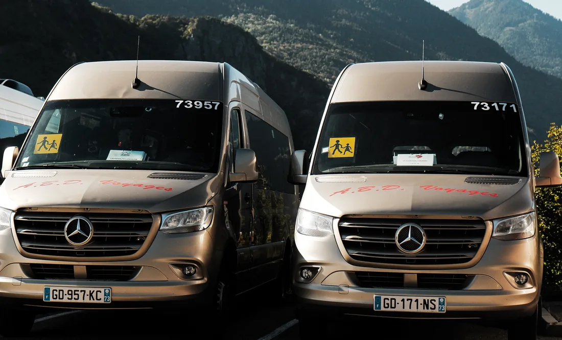 Deux minibus Mercedes Sprinter ABD Voyages au dépôt