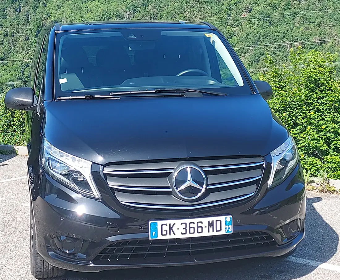 Le Mercedes Vito 8 places d’ABD Voyages, en Tarentaise